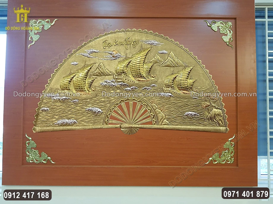 Tranh quạt thuyền buồm được treo trong kh&ocirc;ng gian l&agrave;m việc